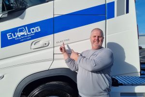 Begeistert von der Technik des E-Trucks ist Christian Kendzia, routinierter Fahrer bei EuLog, Er kann damit 450-Kilometer-Touren ohne Laden absolvieren und verfügt im Power-Modus über 800 PS. Bild: Tameer Gunnar Eden/Eifeler Presse Agentur/epa