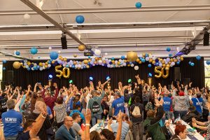 Mit einem grandiosen Fest feierten Beschäftigte und Hauptamtliche mit den beliebten Kölschrockern „Brings“ fünf Jahrzehnte Nordeifel.Werkstätten. Bild: Tameer Gunnar Eden/Eifeler Presse Agentur/epa