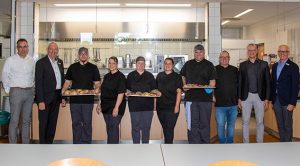 Holger Glück (rechts) ist glücklich über die Zusammenarbeit mit den NE.W wie hier in der KSK-Kantine. Foto: Tameer Eden