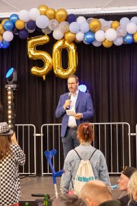 Mit einem großen Schiff mit einer besonderen Mannschaft, bei der jede und jeder Einzelne wichtig sei, verglich NE.W-Geschäftsführer Christoph Werner den größten Dienstleister für Menschen mit Behinderung im Kreis: die Nordeifel.Werkstätten. Bild: Tameer Eden/epa