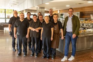 Christoph Werner (rechts) mit dem NE.W-Küchen-Team der Kreishauskantine. Foto: Tameer Eden