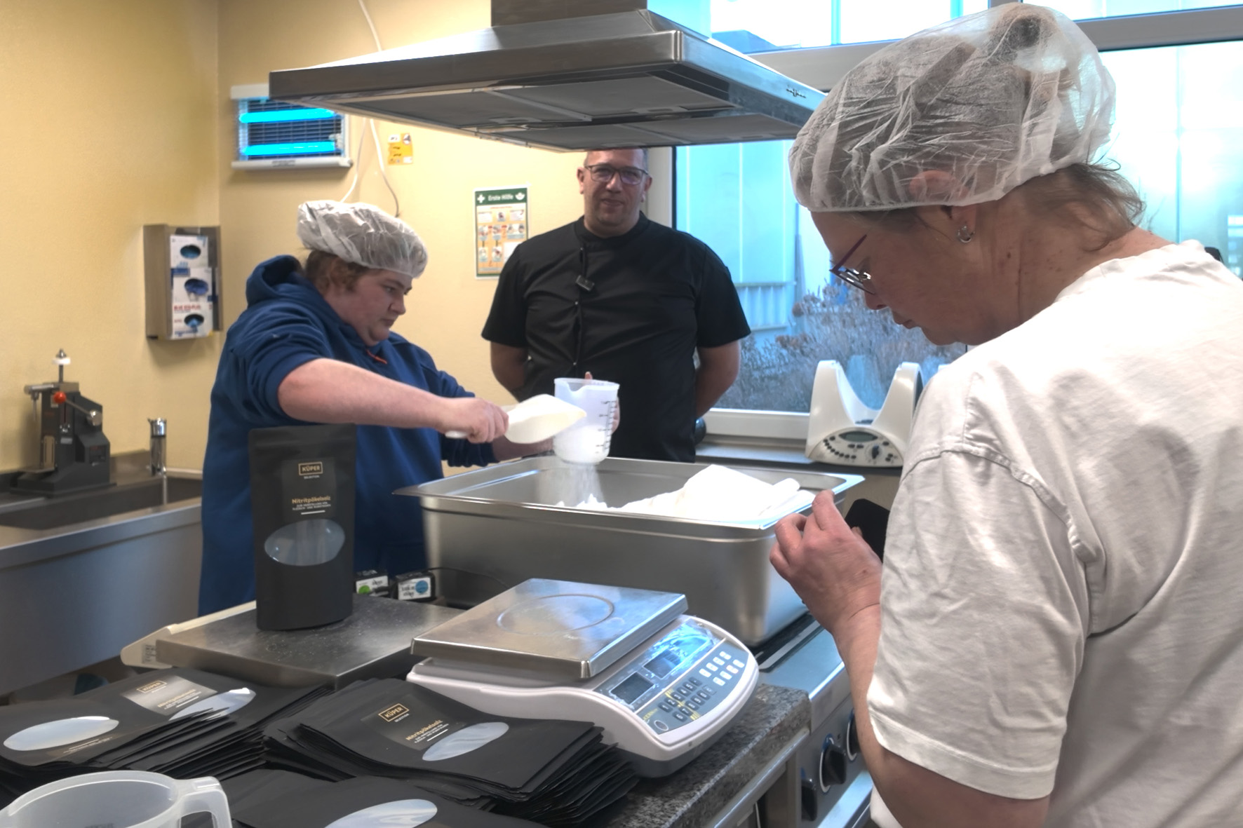 Unter strengen Hygienestandards füllen Menschen mit Handicap bei den NE.W Lebensmittel wie hier spezielles Salz ab. Bild: Tameer Gunnar Eden/Eifeler Presse Agentur/epa