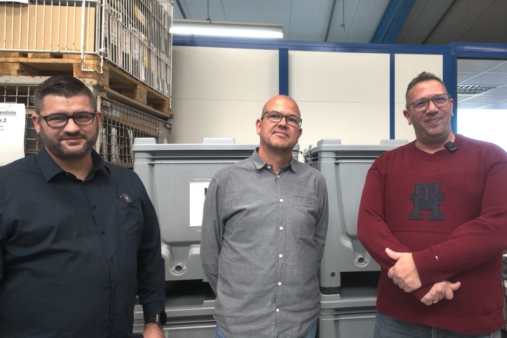 Ihr Team von Menschen mit Handicap sorgt für sichere Aktendigitalisierung: Gruppenleiter Björn Kreitz (v.l.), Torsten Beckmann, Betriebsleiter NE.W Kall, und Gruppenleiter Timo Strick. Bild: Tameer Gunnar Eden/Eifeler Presse Agentur/epa