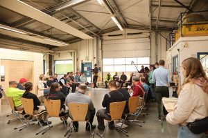 Doc Esser stellte sich auch heiklen Fragen der Beschäftigten und betonte, wie gut und vielfältig die Fragen seien – da hätte selbst er vorsichtshalber nachlesen müssen. Bild: Tameer Gunnar Eden/Eifeler Presse Agentur/epa