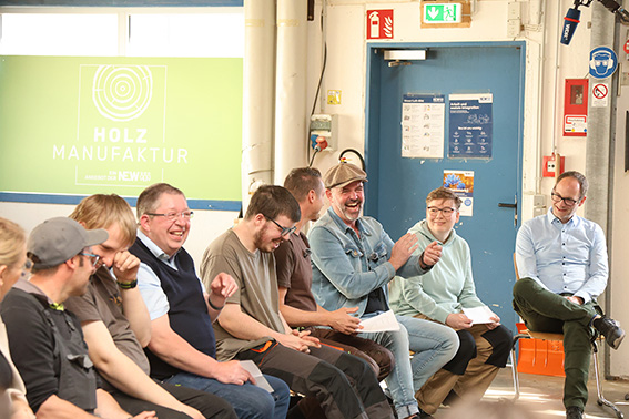 Mit viel Spaß und auf Augenhöhe begegnete Doc Esser (3.v.r.) den Menschen mit und ohne Beeinträchtigung bei den Nordeifel.Werkstätten in Zingsheim. Bild: Tameer Gunnar Eden/Eifeler Presse Agentur/epa