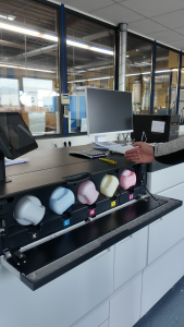 Neben den üblichen vier Druckerfarben gibt es im neuen Drucker mit Pink eine fünfte Farbe. Foto: Tameer Eden
