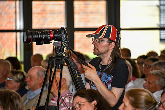 Mitten im Geschehen: Markus hat die Hauptkamera bei der Stiftungsveranstaltung bedient. Foto: Armin Zalfen